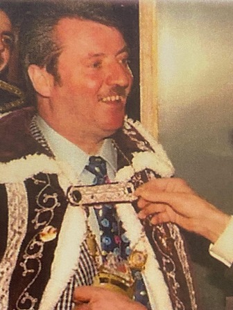- Prince en 1983
- Roi en 1998 
- Empereur en 2003