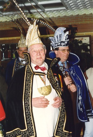 - Prince en 1976
- Roi en  1991
- Empereur en 1997